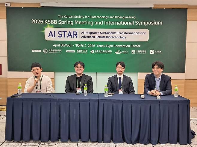 한국생물공학회 춘계학술대회에 참석한 신진 과학자들. 왼쪽부터 박준영 화학연 선임연구원, 이진규 동아대 교수, 임상훈 연세대 조교수, 김준우 인하대 생명공학과 조교수./한국생물공학회