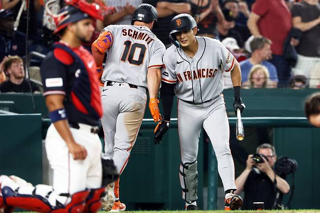 18일 워싱턴 내셔널스전에 선발 출장한 이정후(오른쪽·샌프란시스코 자이언츠)/AP 연합뉴스