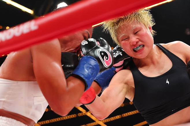 18일 미국 뉴욕에서 WBA·IBF·WBO 여자 수퍼페더급 통합 챔피언 알리시아 바움가드너(미국)와 싸우고 있는 신보미레/AFP 연합뉴스