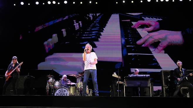 18일 오후 인천 파라다이스시티 컬처파크에서 16년 만의 내한 공연을 펼친 밴드 딥 퍼플(Deep Purple). 주축 멤버 나이가 평균 80대에 달하는 이들은 13도 안팎의 쌀쌀한 날씨에도 열정적인 야외 무대를 펼쳤다. 왼쪽부터 멤버 로저 글로버(베이스), 이언 페이스(드럼), 이언 길런(보컬), 돈 에어리(키보드), 기타 사이먼 맥브라이드. /파라다이스