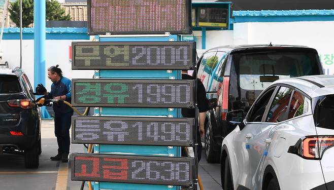 국제유가의 상승으로 전국 주유소 휘발유·경유 평균가격이 2000원대 돌파를 눈앞에 둔 17일 서울 시내의 한 주유소에서 시민들이 차량에 주유하고 있다. /고운호 기자