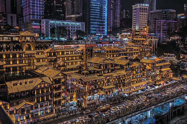 화려한 야경으로 이름난 중국 충칭 ‘훙야둥’ 관광 지구./게티이미지뱅크