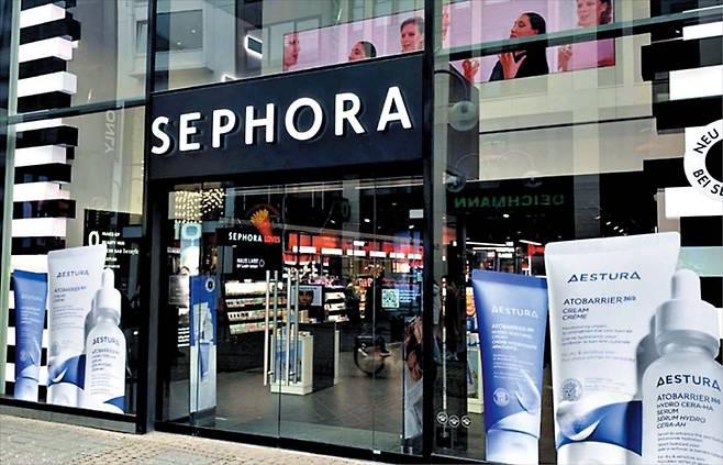 기능성 화장품을 뜻하는 ‘더마코스메틱’이 K뷰티의 새로운 성장 동력으로 떠오르고 있다. 위쪽 사진은 지난달 CJ올리브영이 서울 명동 ‘센트럴 명동 타운’ 매장에 만든 국내 더마코스메틱 제품 코너. 아래쪽은 세계 최대 뷰티 유통 채널 세포라가 독일 쾰른 매장 전면을 국내 화장품 업체인 아모레퍼시픽의 더마 브랜드 ‘에스트라’로 꾸민 모습. 아모레퍼시픽은 지난달 에스트라의 해외 진출 국가 목록에 유럽 17국을 추가했다. /CJ올리브영·아모레퍼시픽