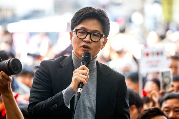 한동훈 전 국민의힘 대표가 지난 3월 22일 서울 동대문구 경동시장을 찾아 지지자들 앞에서 연설하고 있다. photo 뉴스1