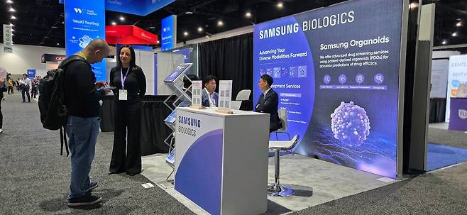 미국암연구학회(AACR)에 참가한 삼성바이오로직스 기업 부스 앞. /삼성바이오로직스