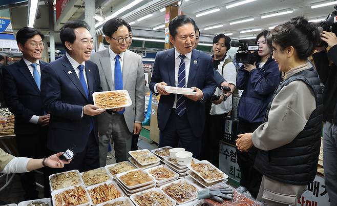 충남 보령 대천항수산시장 방문한 정청래 더불어민주당 대표. 연합뉴스