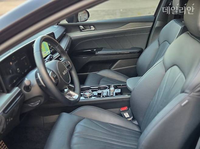 기아 2026년형 K5 하이브리드 앞좌석. ⓒ데일리안 정진주 기자