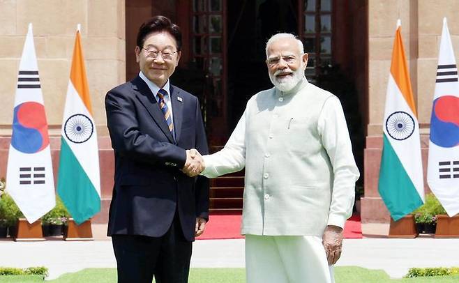 인도를 국빈 방문 중인 이재명 대통령이 20일(현지 시간) 뉴델리 영빈관 하이데라바드 중앙공원에서 나렌드라 모디 인도 총리와 기념촬영을 하고 있다. ⓒ뉴시스