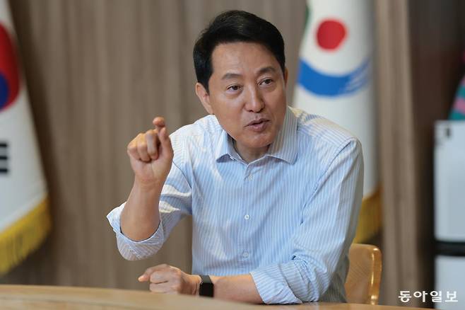 오세훈 서울시장이 19일 서울 중구 서울시청 집무실에서 동아일보와 인터뷰하고 있다. 오 시장은 전날 국민의힘 서울시장 후보 확정 당일 초록색 넥타이를 착용한 것에 대해 “처음 서울시장 출마를 했던 2006년도에 처음부터 끝까지 초록 넥타이를 하고 선거를 치렀다”며 “초심으로 돌아가겠다는 뜻이 담겨 있다. 또 정원도시 시장이라는 주장을 같이 하고 싶었다”고 밝혔다. 박형기 기자 oneshot@donga.com