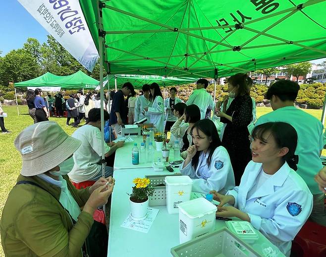 동강대 간호학과 학생들이 자원봉사&nbsp; 캠프 미니 박람회에서 주민들을 위한 힐링 행사를 진행하고 있다. 동강대 제공