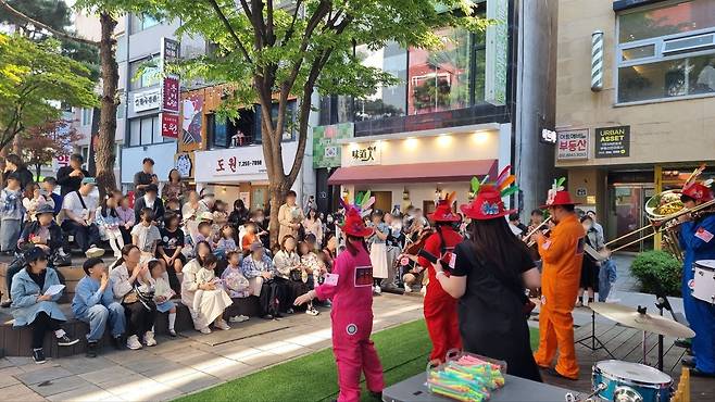 24~26일 청주 청주 원도심을 밤낮없이 들썩이게 할 대표 축제 2개가 동시에 펼쳐진다. 사진은 지난해 축제를 즐기는 모습. 청주시 제공