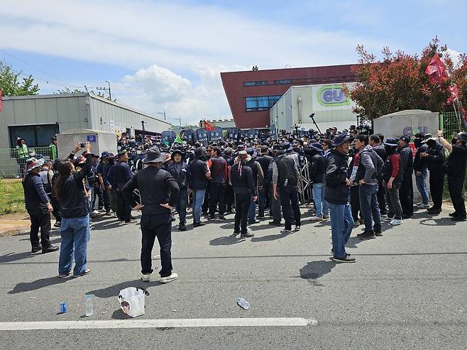 민주노총 산하 화물연대 편의점지부 CU지회 노조원들이 20일 경남 진주시 정촌면  CU 진주물류센터 앞에서 센터 진입을 두고 경찰과 대치하고 있다. 이날 현장에서는 화물차와 집회 참가자 3명이 충돌해 1명이 숨지고 2명이 다치는 사고가 발생했다. 뉴스1