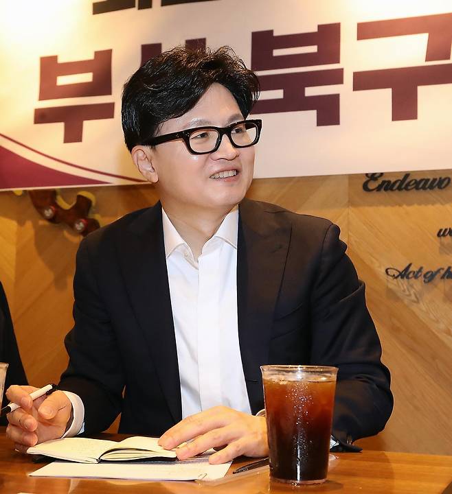 한동훈 전 국민의힘 대표가 20일 부산 북구 한 카페에서 열린 ‘부산 북구 학부모 소통간담회’에 참석해 있다. 2026.4.20 (부산=뉴스1)