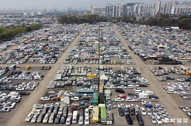 19일 인천 연수구의 옛 송도유원지 인근 중고차 수출 단지 야적장이 주차된 중고차로 가득찬 모습. 국산 중고차의 최대 수출지역인 중동으로 가는 호르무즈 해협이 봉쇄되면서 이처럼 선적을 기다리거나 판매되지 못한 차들이 2만 여대에 이른다. 인천=신원건 기자 laputa@donga.com