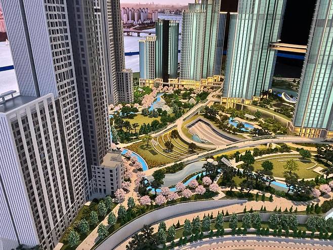 홍보관 내 전시된 단지 모형도. 황소영 기자 fangso@donga.com