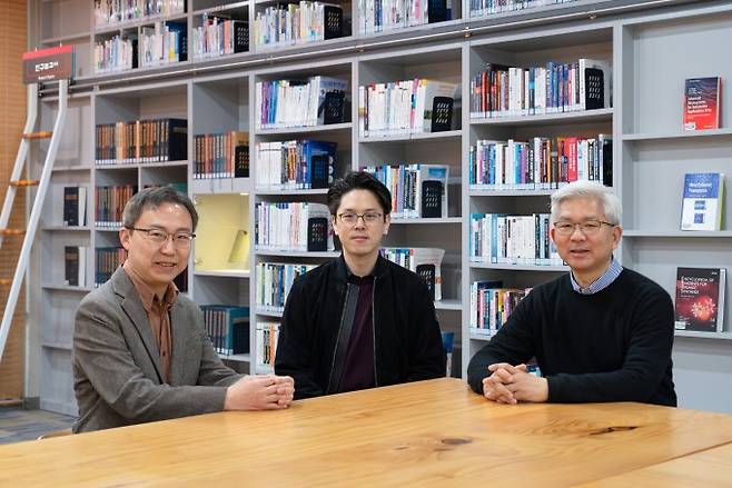 김건우 인문사회과학부 학부장(왼쪽부터), 안강훈 교수, 강진호 교수. GIST 제공&nbsp;