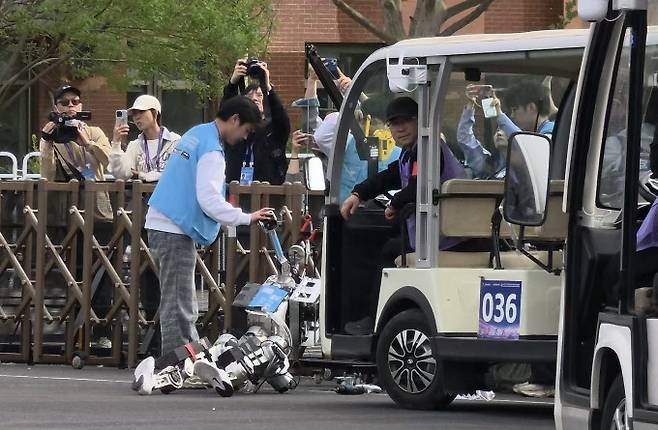 한 로봇이 회전 구간에서 울타리를 피하지 못하고 쓰러져 있다. 대부분의 로봇이 지난해보다 안정적으로 달렸지만&nbsp;일부는 방향 제어에 실패하거나 비틀거리는 모습도 보였다. 연합뉴스 제공