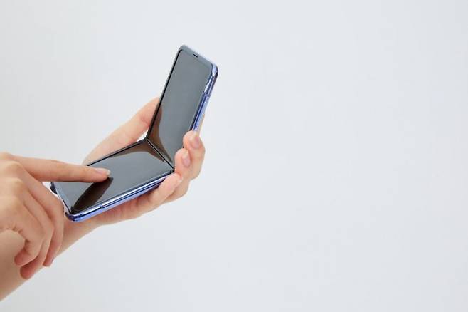 폴더블 폰의 접힘 부분에 생기던 주름을&nbsp;없애는&nbsp;새로운 기술이 개발됐다. 게티이미지뱅크 제공.