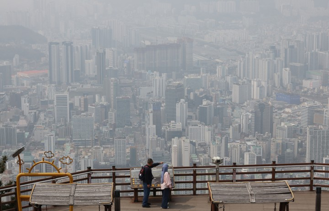 부산 황령산 전망대(서면방면)에서 바라본 도심. 뿌연 황사가 뒤덮여 있다. [연합뉴스]