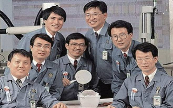 1992년 세계 최초 64M D램 개발 주역인 삼성전자 개발팀. 사진 가운데가 당시 개발팀장이었던 권오현. /사진 쌤앤파커스