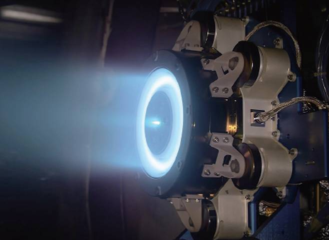 제논 이온을 분사하는 에어로젯의 추진기 시험 장면. 미국은 SR-1 프리덤에 달 정거장을 위해 개발한 제논 분사 추력기를 사용할 계획이다. /사진 NASA