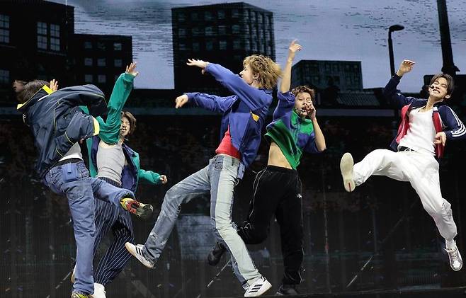 그룹 코르티스(CORTIS)가 20일 서울 광진구 예스24라이브홀에서 열린 미니 2집 'GREENGREEN'(그린그린) 발매 쇼케이스에서 타이틀 곡 ‘REDRED’(레드레드)를 선보이고 있다. 뉴스1