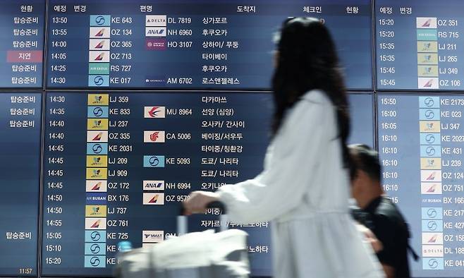 고유가 상황에서 여름철 성수기를 앞두고 여행 수요가 전반적으로 줄고 있는 가운데 지난 19일 오후 인천국제공항에서 한 시민이 항공편을 보고 있다. 여행·항공업계에 따르면 5월 국제선 유류할증료 기준이 되는 싱가포르 항공유 평균값(MOPS)이 갤런당 511.21센트(배럴당 214.71달러)를 기록하며, 최고 단계인 33단계가 확정되면서 여름철 성수기를 앞두고 해외여행 수요 위축에 대한 우려가 커지고 있다. 뉴스1
