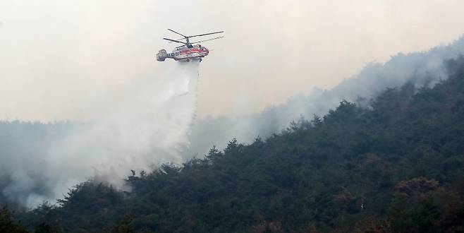 산불 진화 헬기 자료사진. 뉴스1