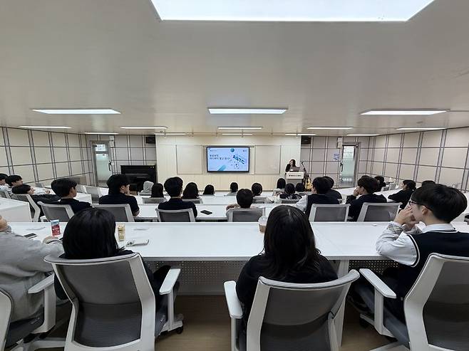 한국공항공사 직원이 20일 서울 경복비즈니스고등학교에서 청소년 항공보안 특별교육을 진행하고 있다. 한국공항공사 제공