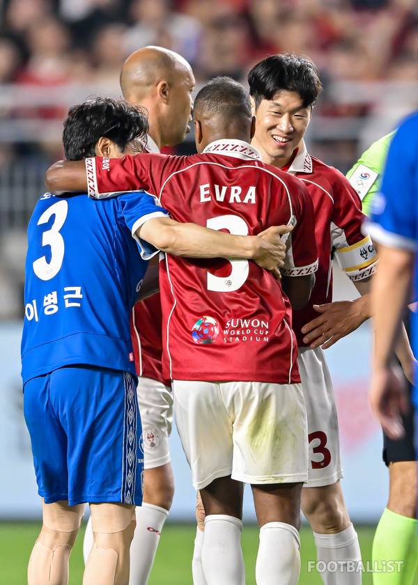 이병근(왼쪽, 수원삼성 레전드), 에브라(가운데), 박지성(이상 OGFC). 서형권 기자