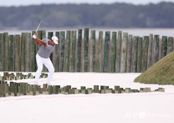 2026년 미국프로골프(PGA) 투어 시그니처 대회인 RBC 헤리티지 대회 우승 경쟁에 뛰어들었던 김시우 프로가 최종라운드 17번홀에서 벙커샷을 하는 모습이다. 사진제공=ⓒAFPBBNews = News1 (사진을 무단으로 사용하지 마십시오.)
