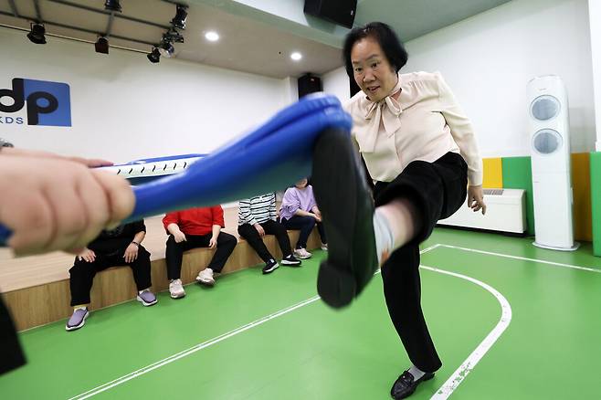 허정미씨가 지난 14일 오후 서울 노원구 다운복지관에서 체육활동을 하고 있다. 김영원 기자 forever@hani.co.kr