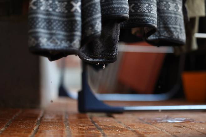 지난 14일 오후 서울 노원구 허정미씨 자택 베란다에 허씨가 널어놓은 빨래에서 물이 떨어지고 있다. 김영원 기자 forever@hani.co.kr