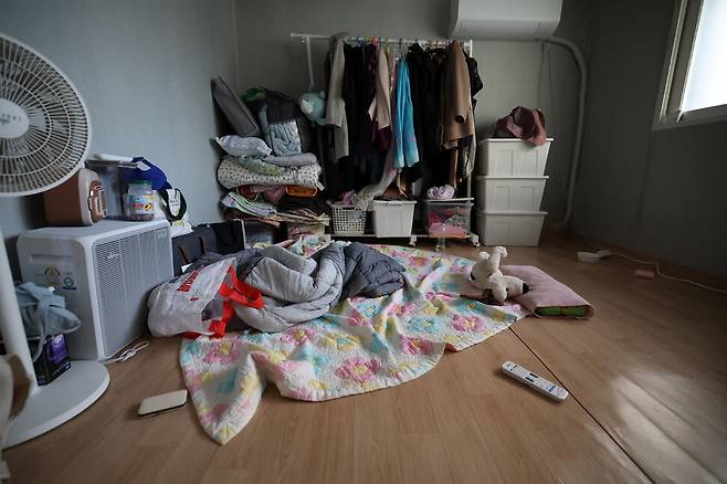 지난 15일 오후 서울 노원구 허정미씨 자택에 이불이 정리되지 않은 채 펼쳐져 있다. 김영원 기자 forever@hani.co.kr