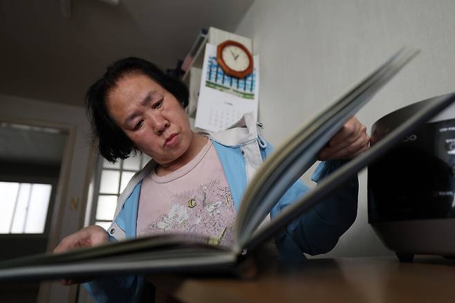 허정미씨가 지난 15일 오후 서울 노원구 자택에서 딸의 중학교 졸업 앨범에서 딸 사진을 찾고 있다. 허씨는 한참 동안 앨범을 뒤적였지만 결국 딸의 사진을 찾지 못했다. 김영원 기자 forever@hani.co.kr