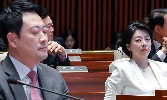 장동혁 국민의힘 대표(왼쪽)가 지난달 9일 국회에서 열린 의원총회에 참석한 가운데 같은당 서울시당위원장인 배현진 의원이 옆에 앉아 장 대표를 쳐다보고 있다. 연합뉴스