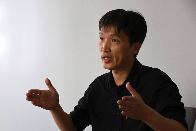 이봉렬 반도체 전문가가 17일 오후 서울 마포구 한겨레신문사에서 인터뷰하고 있다. 정용일 선임기자 yongil@hani.co.kr