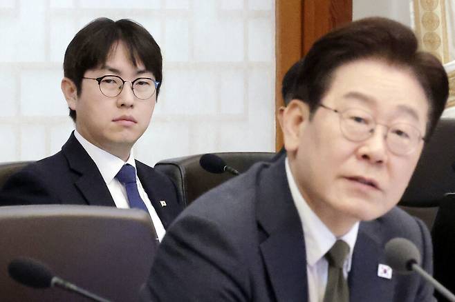 하정우 AI미래기획수석이 2026년 4월14일 청와대에서 열린 국무회의 겸 비상경제점검회의에서 이재명 대통령의 발언을 듣고 있다. 연합뉴스