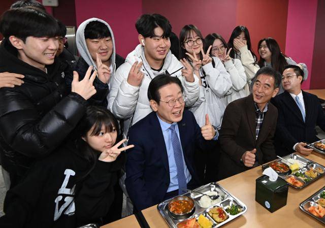 2024년 11월 당시 야당인 더불어민주당 대표였던 이재명 대통령이 서울 성동구 금호고에서 열린 '고교 무상교육을 위한 현장 간담회'를 마치고 급식을 먹기 전 학생들과 사진을 찍고 있다. 고영권 기자