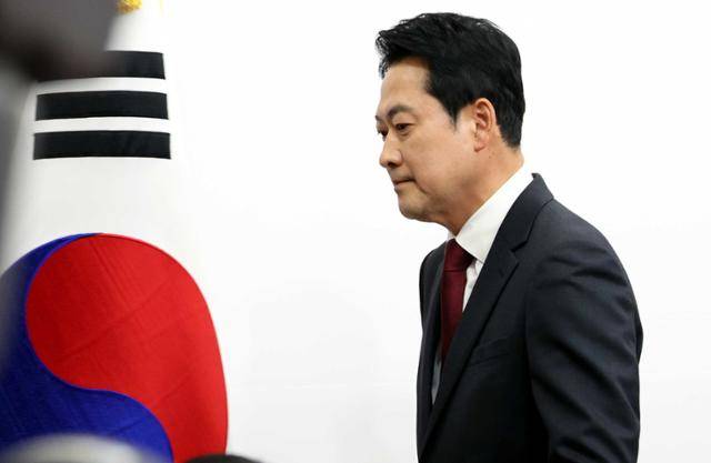 장동혁 국민의힘 대표가 20일 서울 여의도 국회에서 열린 방미 성과 관련 기자간담회를 마치고 밖으로 나서고 있다. 뉴시스