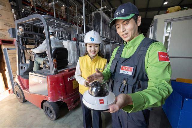 에스원 직원이 19일 경기 소재 한 산업단지 현장에 설치된 AI CCTV 주요 기능을 설명하고 있다. 에스원 제공
