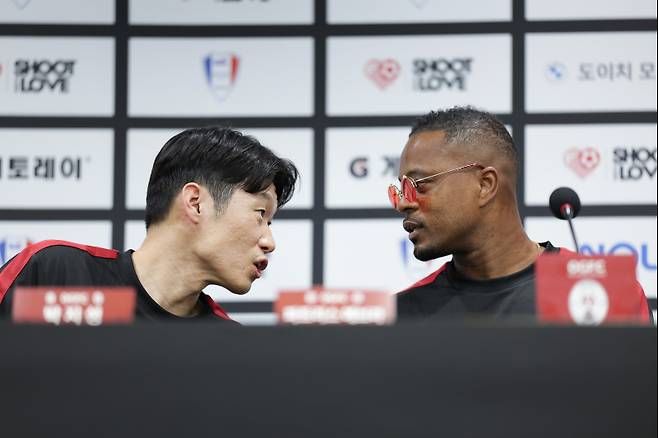 OGFC 박지성(왼쪽)과 에브라가 19일 수원월드컵경기장에서 열린 수원 삼성과의 레전드 매치 대비 기자회견에 참석해 대화하고 있다. 사진=슛포러브