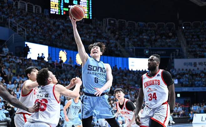 소노 이정현이 16일 고양소노아레나에서 열린 SK와의 2025~26 LG전자 프로농구 6강 PO 3차전 4쿼터 막바지 역전 레이업을 터뜨리고 있다. 사진=KBL
