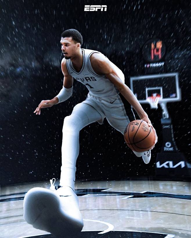 샌안토니오 웸반야마가 20일 열린 포틀랜드와의 2025~26 NBA 서부콘퍼런스 플레이오프 1라운드 1차전서 35점을 기록하며 팀의 승리에 기여했다. 이 경기는 웸반야마의 PO 데뷔전이었다. 사진=ESPN SNS