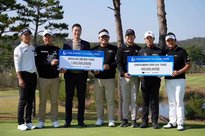 지난 2025년 10월 29일 경기도 여주시에 위치한 페럼클럽에서 진행한 '더채리티클래식 2025 기부금 전달식'에서 (왼쪽부터) 옥태훈 프로, 함정우 프로, 김용운 동아제약 상무, 이승택 프로, 최승빈 프로, 송민혁 프로, 박상현 프로 등이 기념사진을 촬영하고 있다.