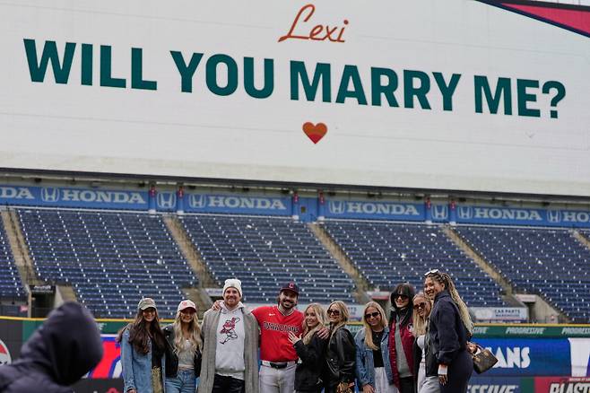 <yonhap photo-2817="">20일(한국시간) 볼티모어와의 홈 경기를 승리한 뒤 여자친구에게 청혼한 오스틴 헤지스. [AP=연합뉴스]</yonhap>