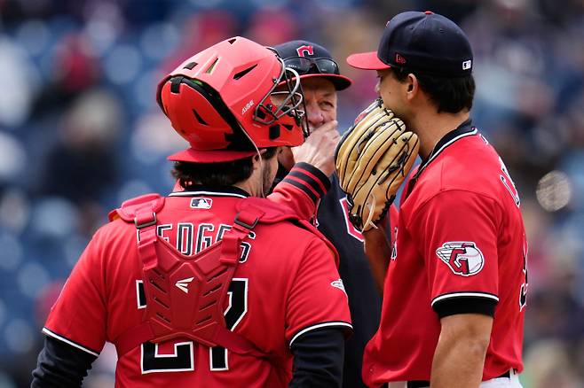 <yonhap photo-2857=""> Cleveland Guardians pitching coach Carl Willis, center, talks with pitcher Joey Cantillo, left, and and catcher Austin Hedges, left, in the fifth inning of a baseball game against the Baltimore Orioles in Cleveland, Sunday, April 19, 2026. (AP Photo/Sue Ogrocki)/2026-04-20 06:55:33/ <저작권자 ⓒ 1980~2026 ㈜연합뉴스. 무단 전재 재배포 금지, AI 학습 및 활용 금지></yonhap>