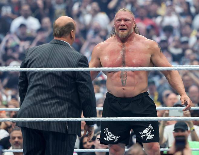 WWE 레슬매니아 42 패배 후 폴 헤이먼(왼쪽)과 포옹을 준비하는 브록 레스너. AFP=연합뉴스