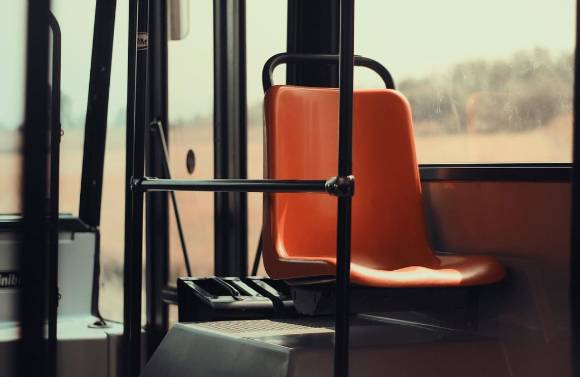 버스 좌석 위의 지갑을 깔고 앉은 뒤 엉덩이를 들썩이는 등의 행위를 했다가 절도죄로 벌금형을 선고받은 60대가 2심에서 무죄를 선고받았다. 본 기사와 무관한 이미지. [사진=픽사베이@PublicDomainArchive]