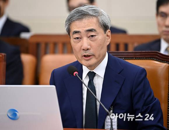 신현송 한국은행 총재 후보자가 15일 서울 여의도 국회 재정경제기획위원회에서 열린 인사청문회에서 질의에 답변하고 있다.